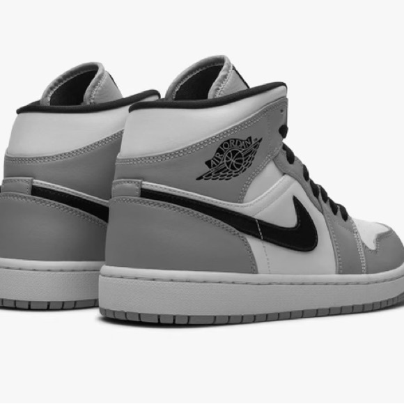 NIKE AIR JORDAN 1 Mid boys/men sneakers EUC. Size 10.5 black/white/grey - Picture 2 of 6